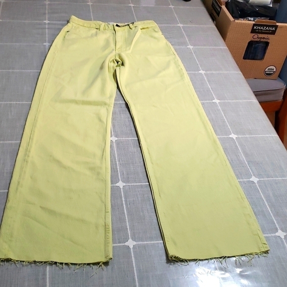 NWT ZARA Wide Leg Denim Jeans With Raw Hem In Light Green, Size 6 - Picture 10 of 13